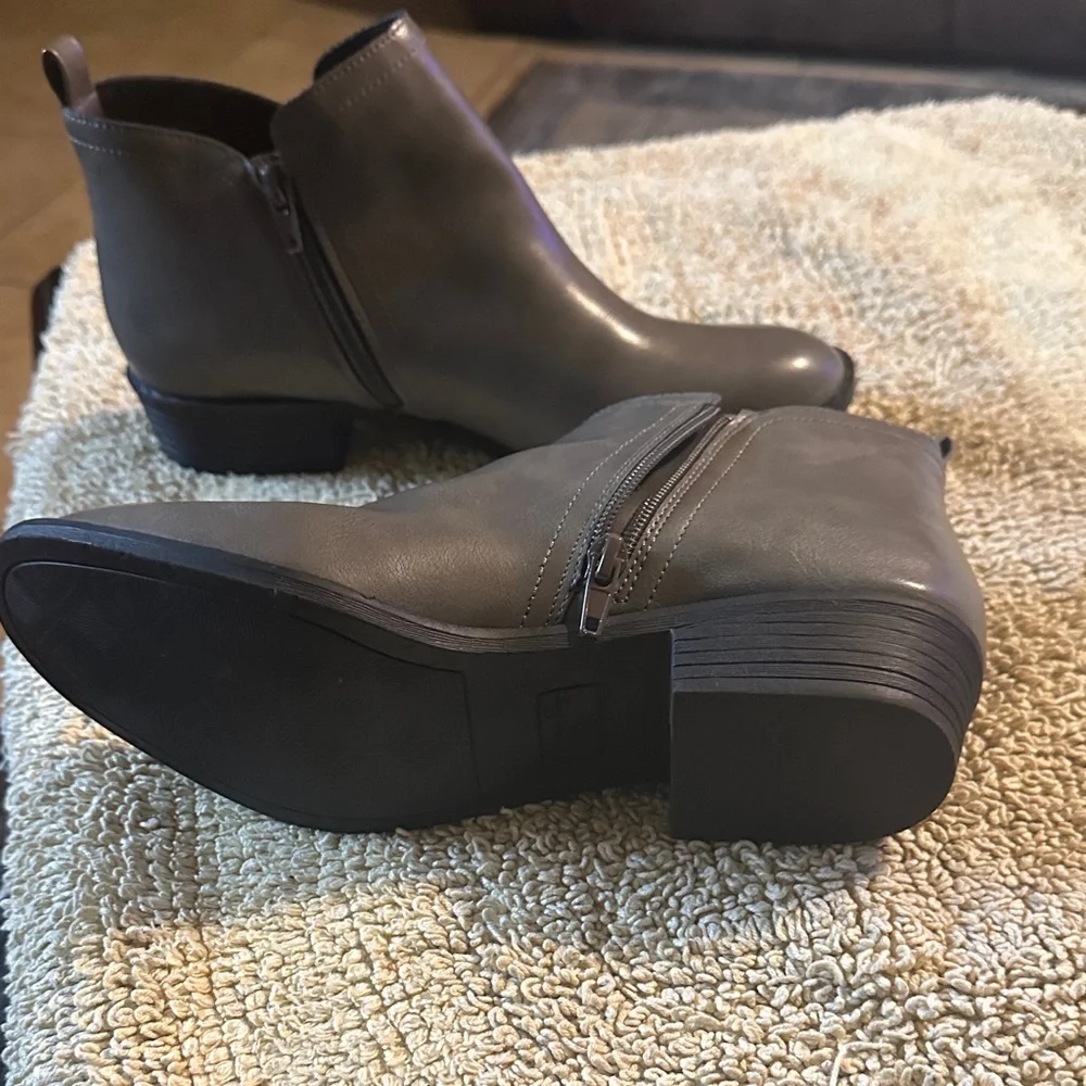 AMERICAN RAY Elegant Gray Ankle Boots - Picture 5 of 9